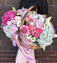 Цветочная композиция из Розы, Хризантемы, Пионы и Лизиантусы в корзине в Спартак