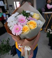 Букет цветов из:  Герберы, Розы и Хризантемы в Спартак