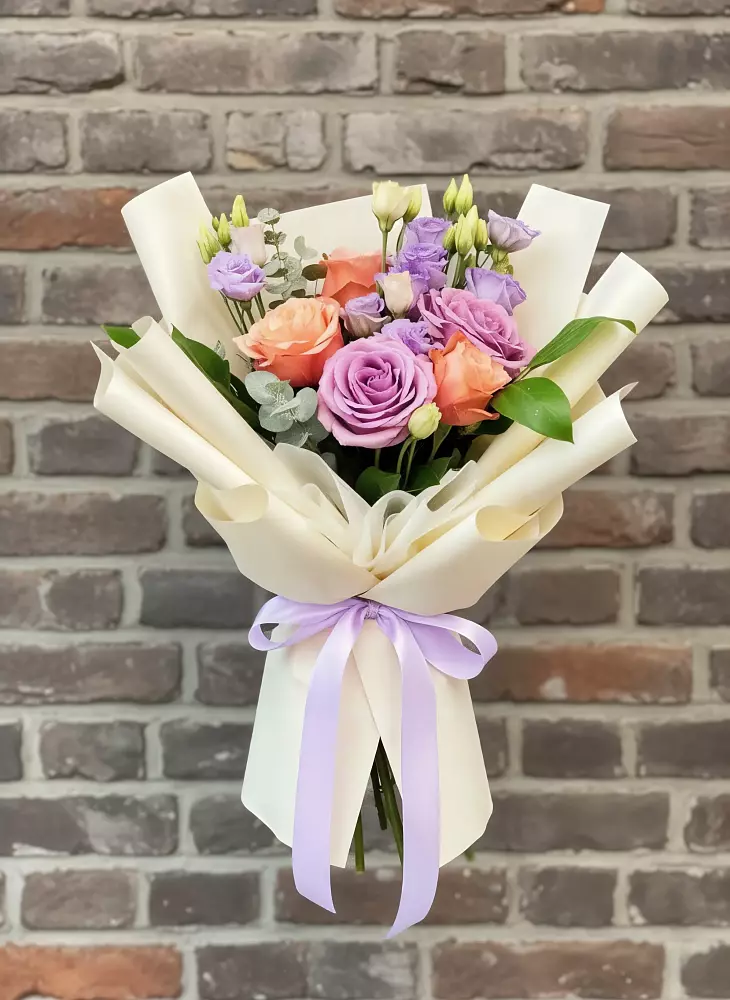 Букет цветов из: Лизиантусы и Розы в Спартак