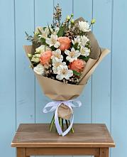 Букет цветов из:  Альстромерии, Лизиантусы, Розы и Хризантемы в Спартак