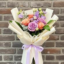 Букет цветов из:  Лизиантусы и Розы в Спартак