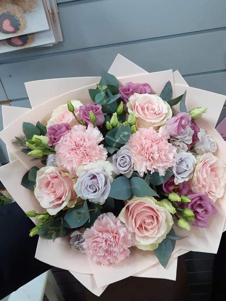 Букет цветов из: Розы, Гвоздики и Лизиантусы в Спартак