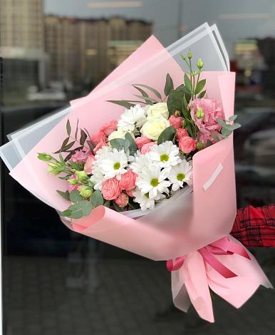 Букет цветов из: Розы, Лизиантусы и Хризантемы в Спартак