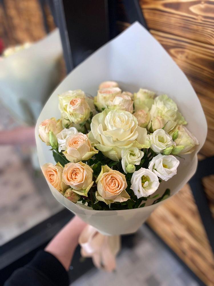 Букет цветов из: Розы и Лизиантусы в Спартак